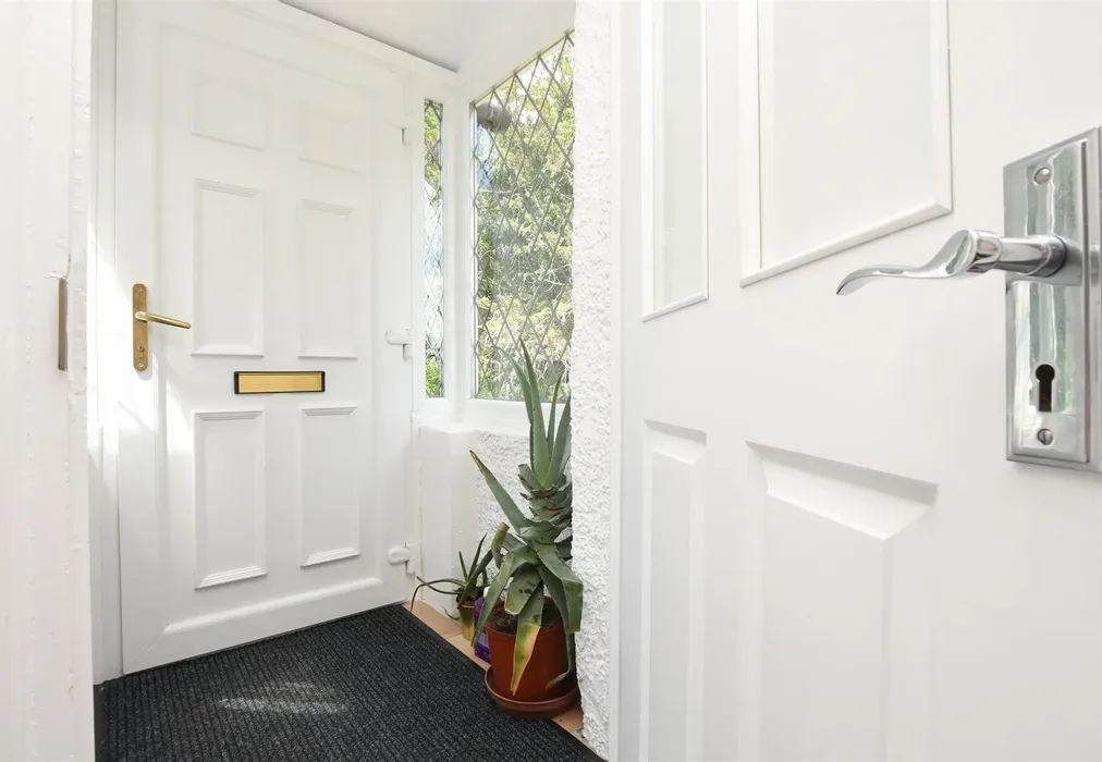 Internal Lifestyle Photograph - Portley Wood Road, Whyteleafe, Surrey - Wards of Kent