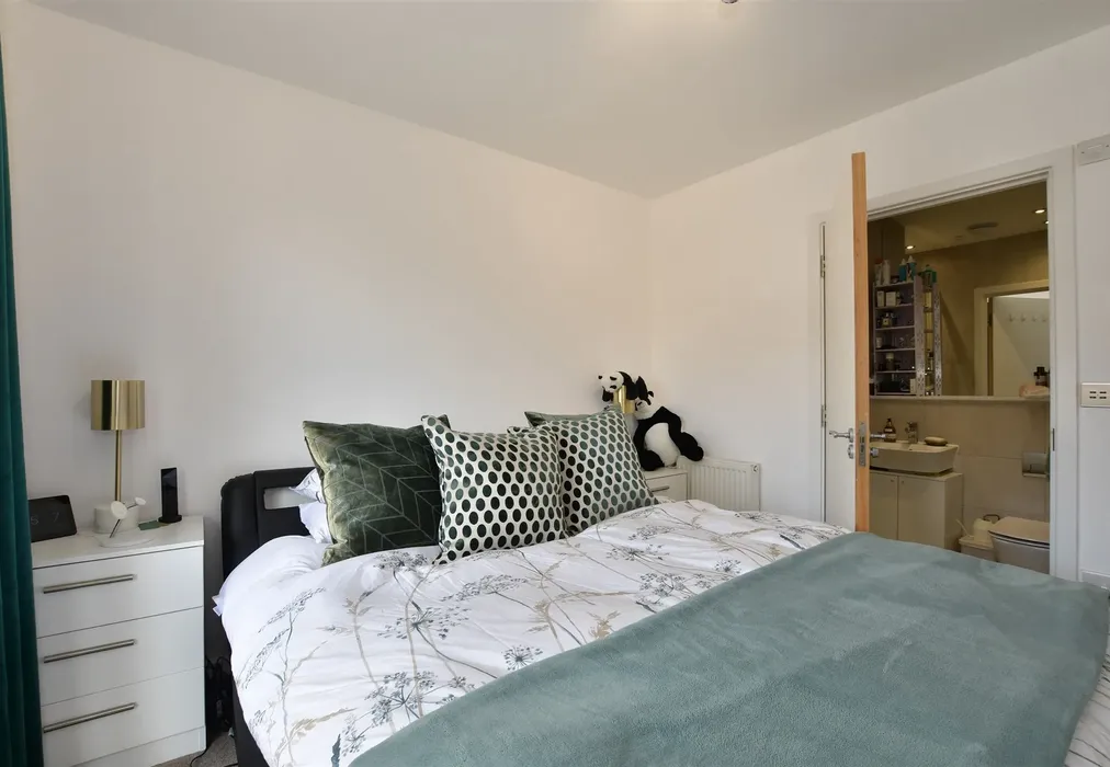 Bedroom 1 - Centre Drive, Epping, Essex - Wards of Kent