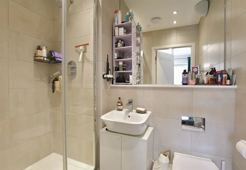 En-Suite - Centre Drive, Epping, Essex - Wards of Kent