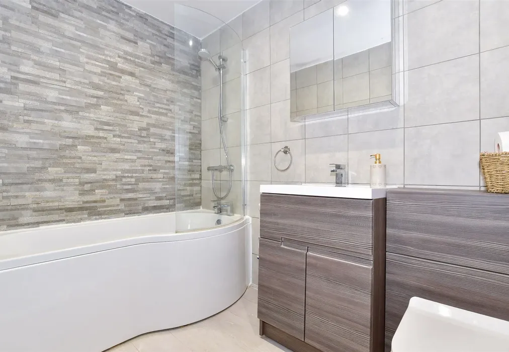 Bathroom - Plumpton Walk, Maidstone, Kent - Wards of Kent