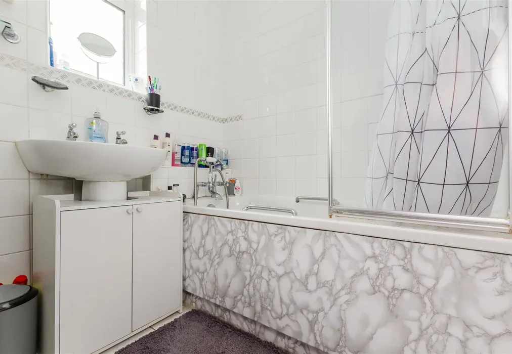Bathroom - Dartford Road, Dartford, Kent - Wards of Kent