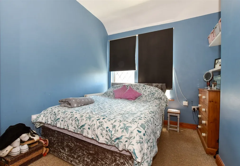 Bedroom 1 - Tennyson Road, Freshwater, Isle of Wight - Wards of Kent