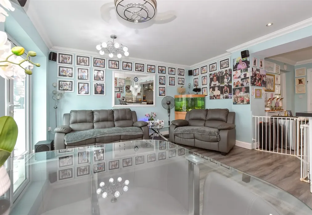 Family Room - The Ridge, Kennington, Ashford, Kent - Wards of Kent