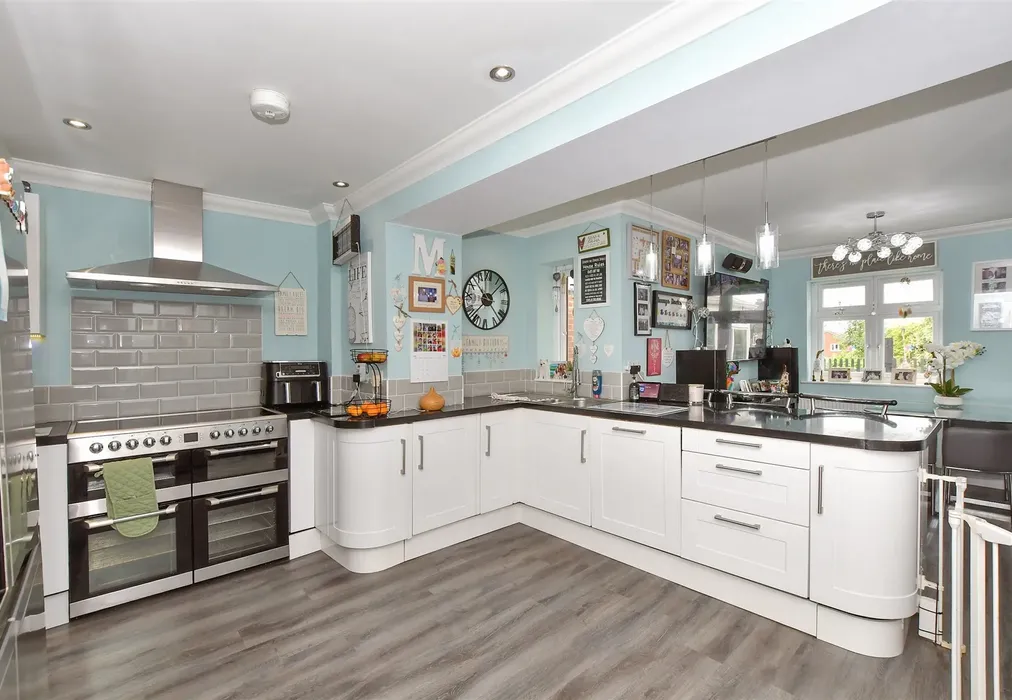 Kitchen - The Ridge, Kennington, Ashford, Kent - Wards of Kent