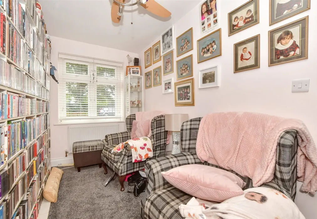 Office/Snug - The Ridge, Kennington, Ashford, Kent - Wards of Kent
