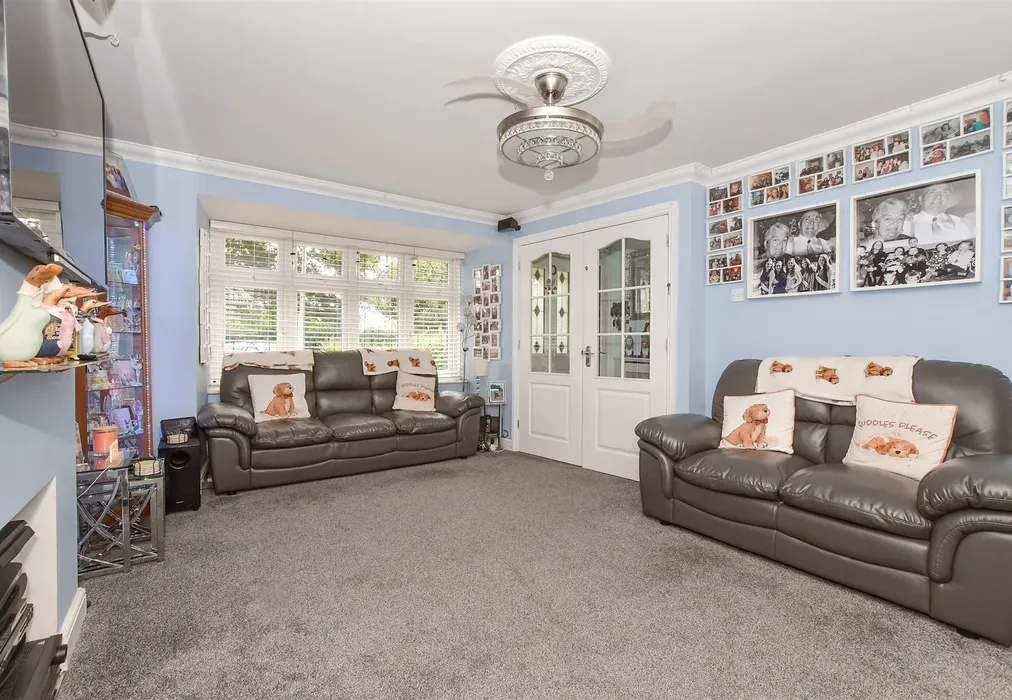 Lounge - The Ridge, Kennington, Ashford, Kent - Wards of Kent