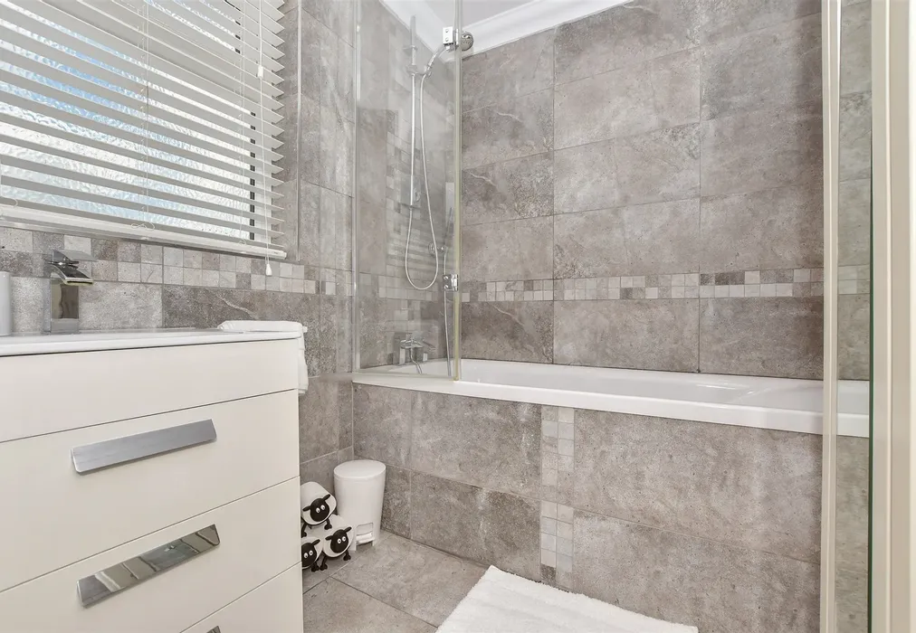 Bathroom - The Ridge, Kennington, Ashford, Kent - Wards of Kent