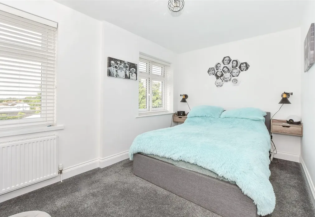 Bedroom 1 - The Ridge, Kennington, Ashford, Kent - Wards of Kent