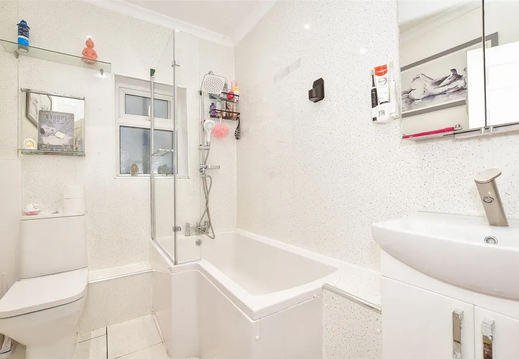Bathroom - Twyford Avenue, Stamshaw, Portsmouth, Hampshire - Wards of Kent
