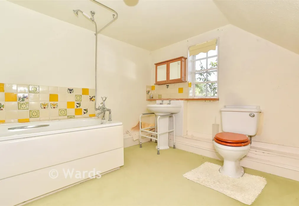 Bathroom - Smallhythe Road, Tenterden, Kent - Wards of Kent