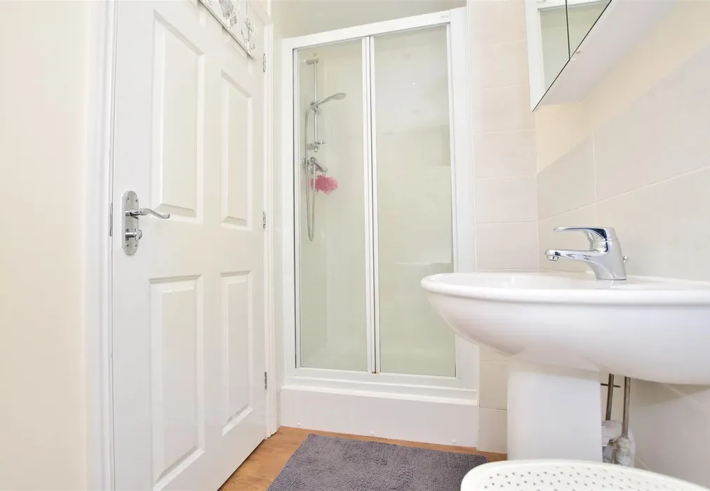 En-Suite - Donald Gardens, Hookwood, Horley, Surrey - Wards of Kent