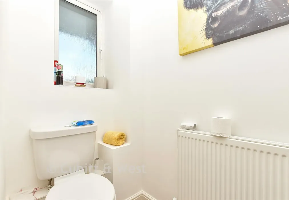 Bathroom - Donald Gardens, Hookwood, Horley, Surrey - Wards of Kent