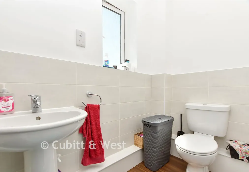 Bathroom - Donald Gardens, Hookwood, Horley, Surrey - Wards of Kent