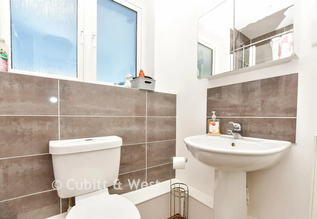 Bathroom - Donald Gardens, Hookwood, Horley, Surrey - Wards of Kent
