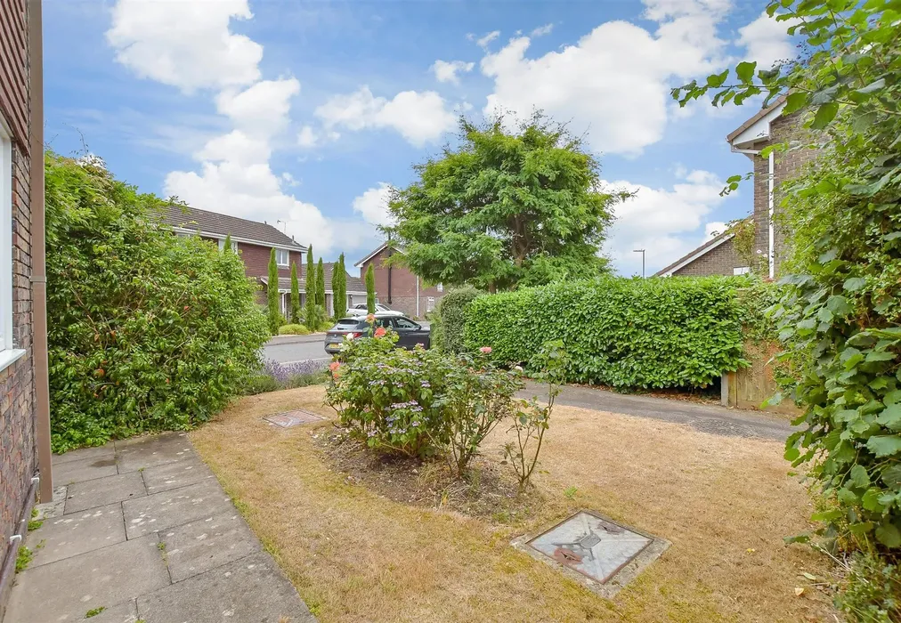 Front Garden - Maplehurst Road, Chichester, West Sussex - Wards of Kent