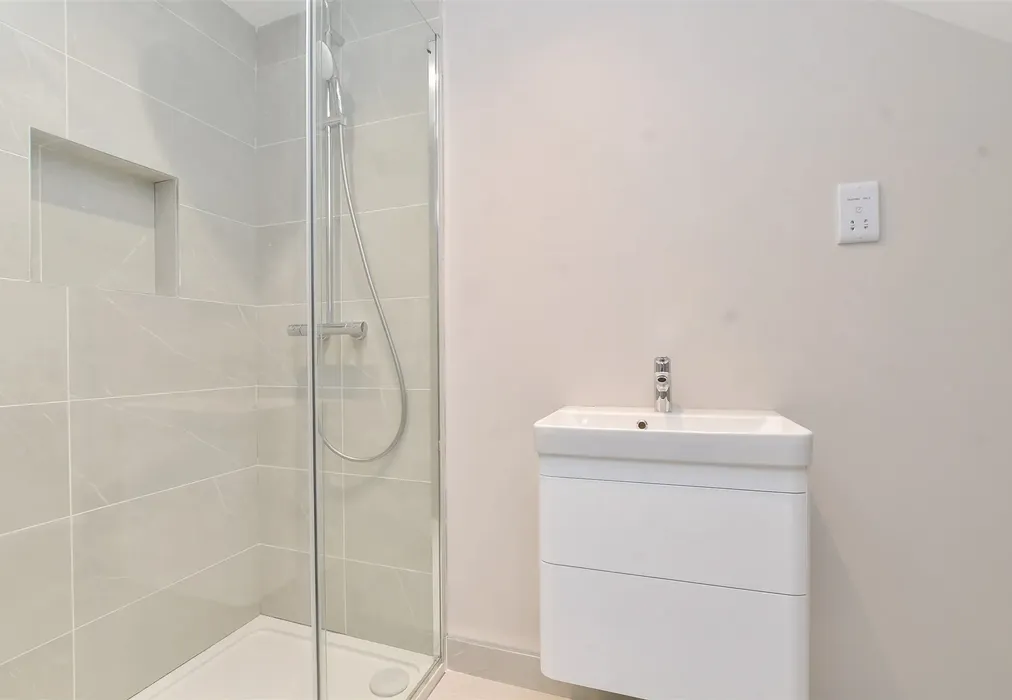En-Suite Shower Room - Blossom Way, Dion Carshalton, Carshalton, Surrey - Wards of Kent