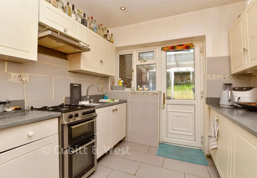 Kitchen - Greenhill Avenue, Caterham, Surrey - Wards of Kent