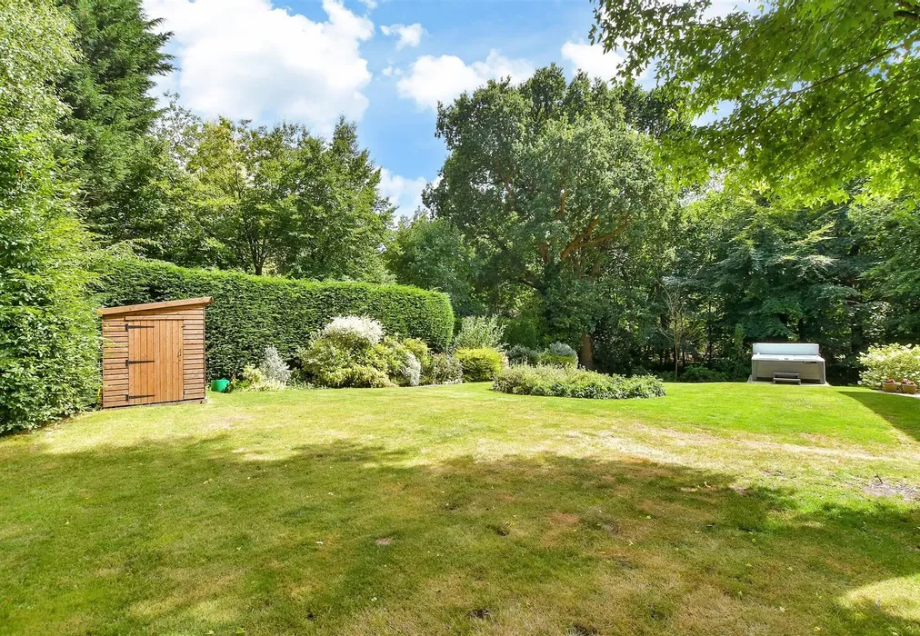 Side Garden - Welland Close, Crowborough, East Sussex - Wards of Kent