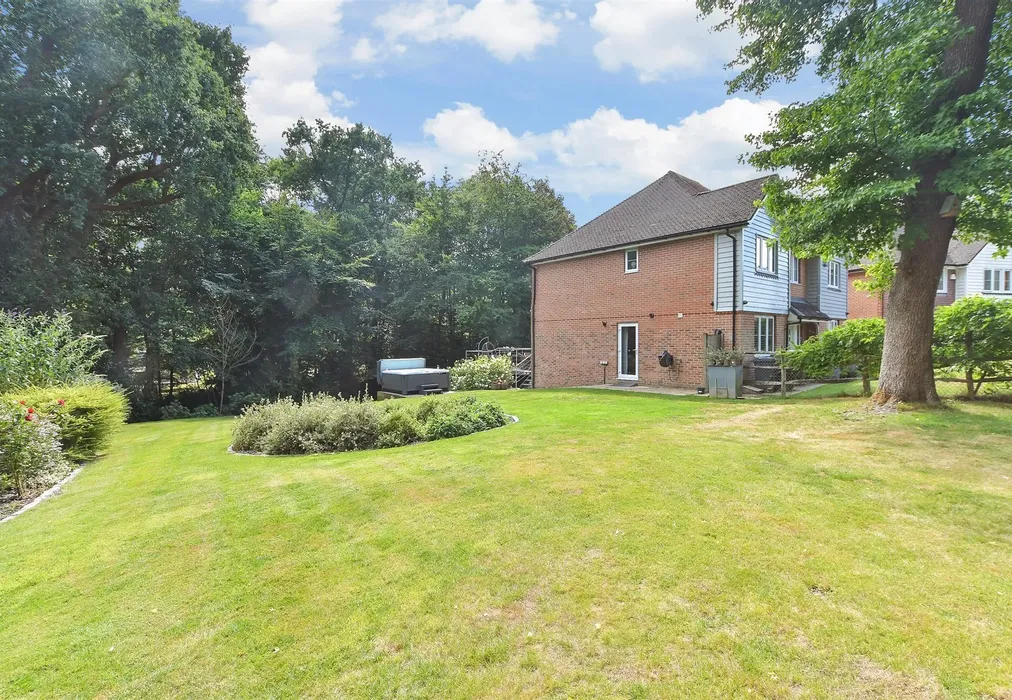 Side Garden - Welland Close, Crowborough, East Sussex - Wards of Kent