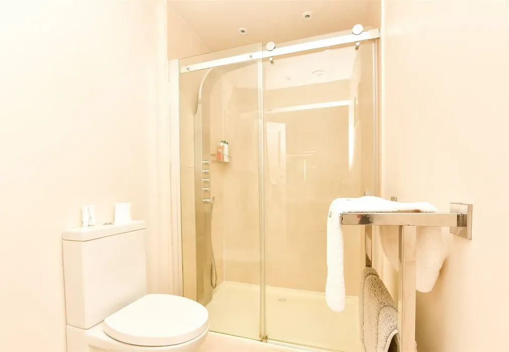Bathroom - Crawley Down Road, Felbridge, West Sussex - Wards of Kent