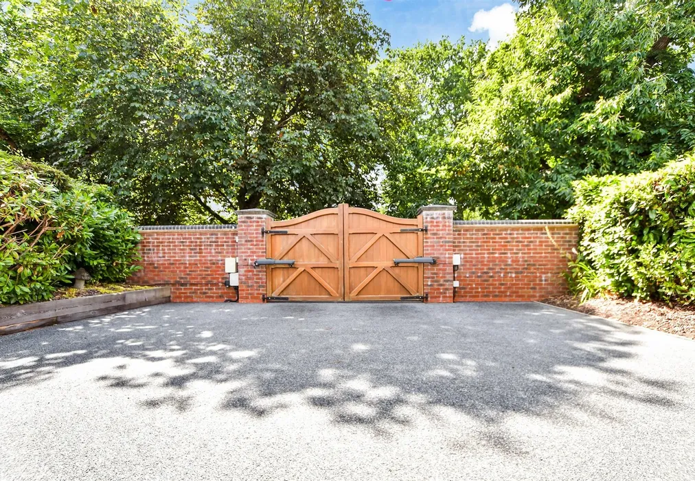 Driveway - Crawley Down Road, Felbridge, West Sussex - Wards of Kent