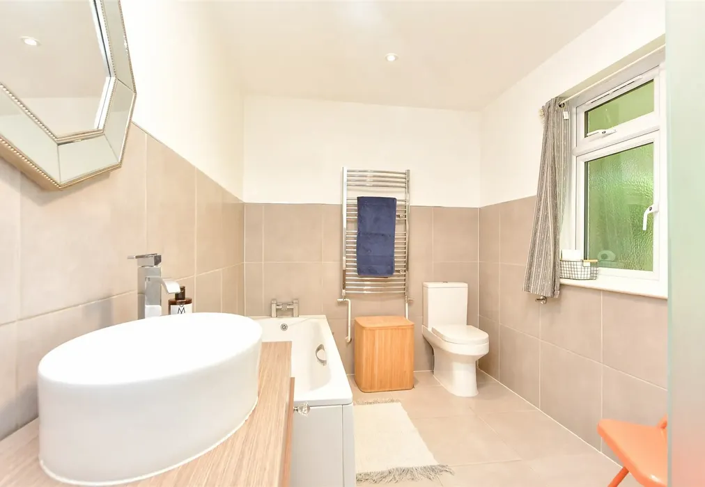 Jack And Jill En-Suite - The Street, Borden, Sittingbourne, Kent - Wards of Kent