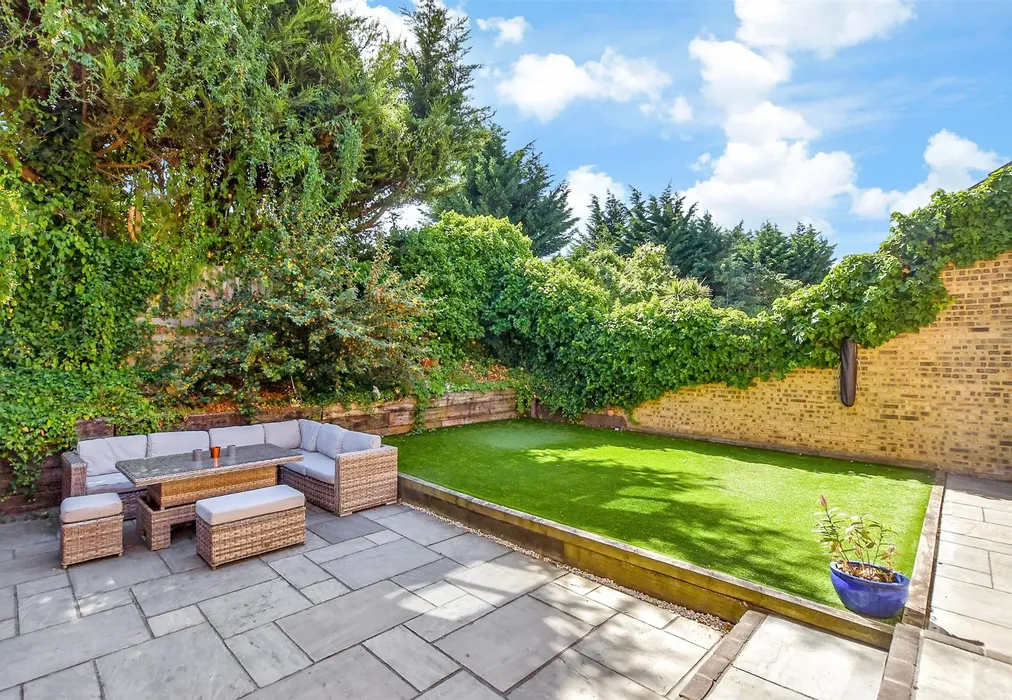 Rear Garden - Grassmere, Leybourne, West Malling, Kent - Wards of Kent