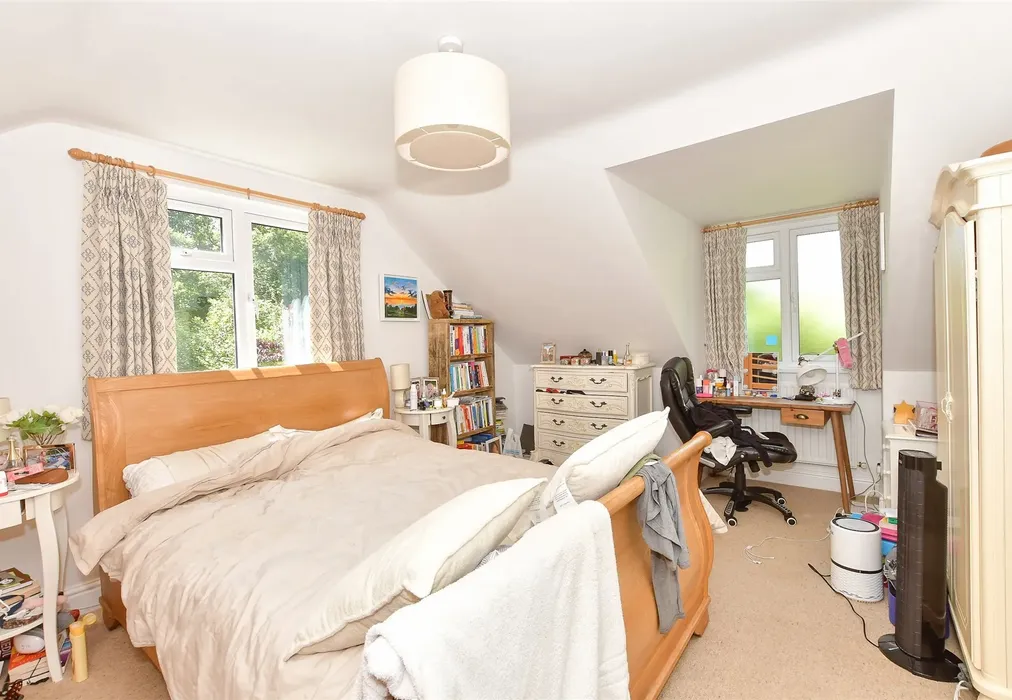Bedroom 1 - The Ride, Ifold, Billingshurst, West Sussex - Wards of Kent