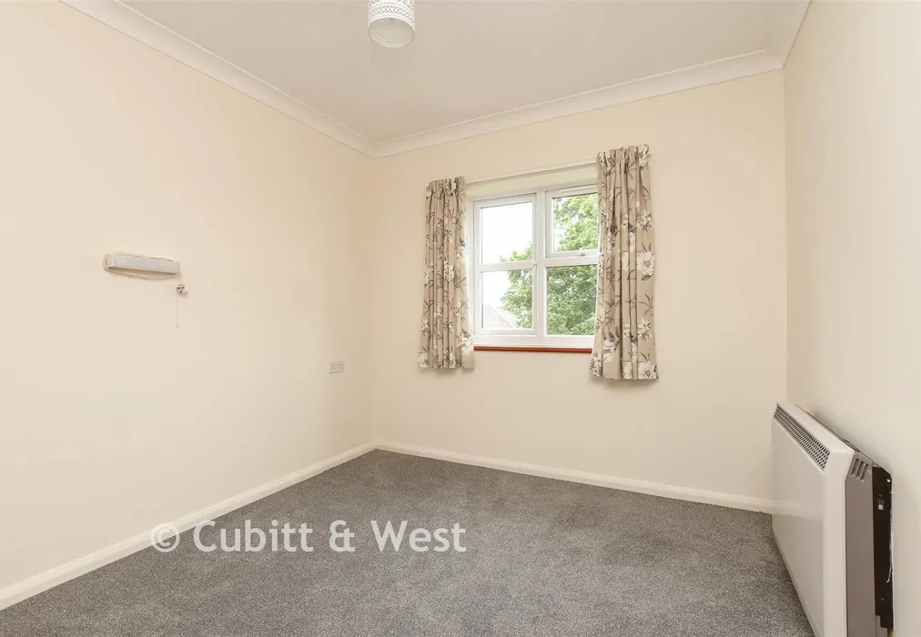 Bedroom 1 - Victoria Road, Horley, Surrey - Wards of Kent