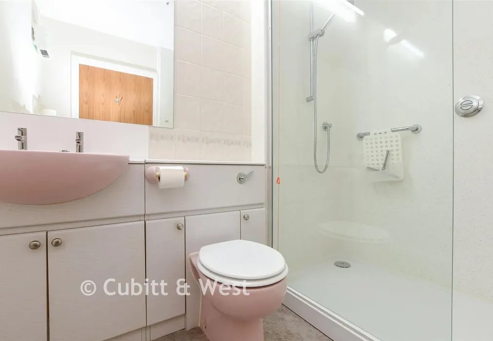 Shower Room - Victoria Road, Horley, Surrey - Wards of Kent