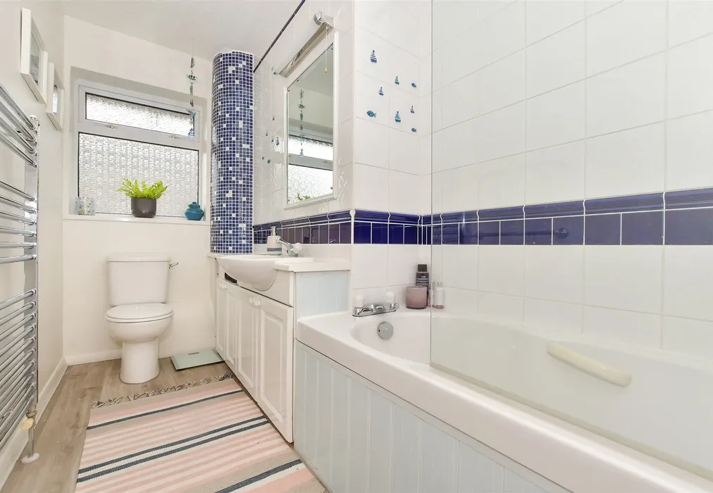 Bathroom - Park Farm Close, Shadoxhurst, Ashford, Kent - Wards of Kent