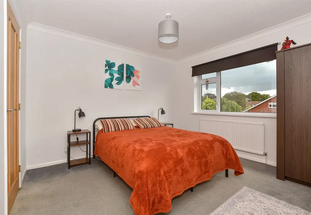 Bedroom 1 - Park Farm Close, Shadoxhurst, Ashford, Kent - Wards of Kent