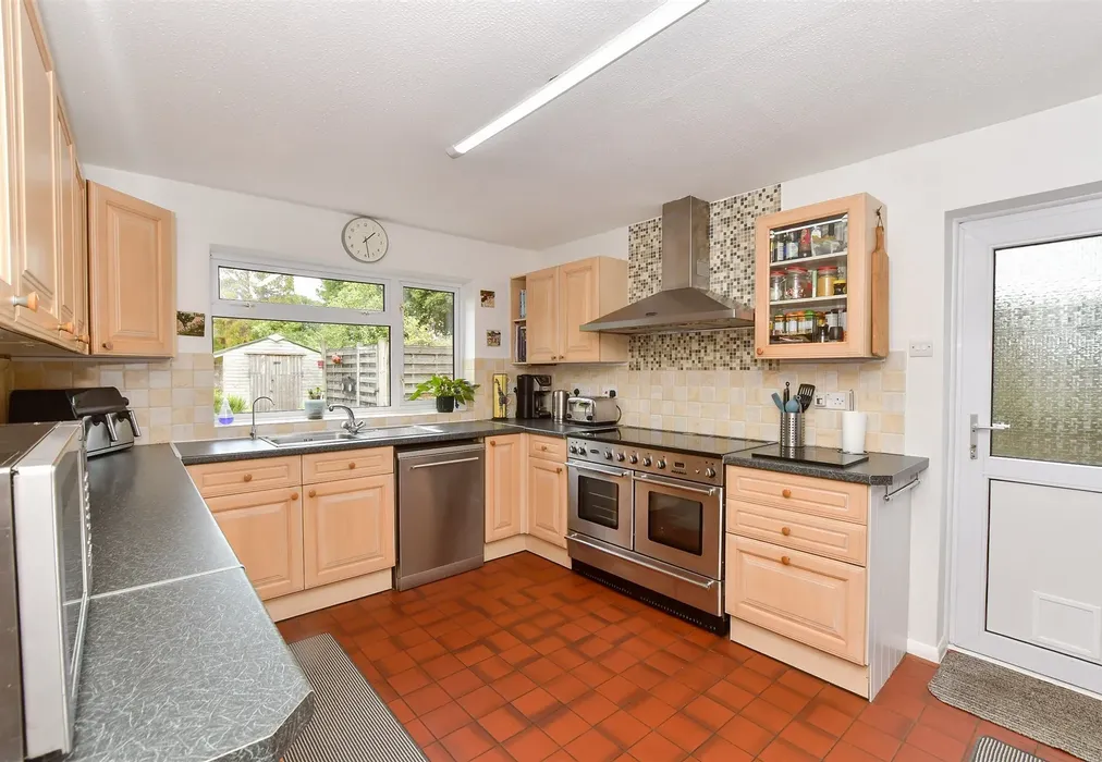 Kitchen - Park Farm Close, Shadoxhurst, Ashford, Kent - Wards of Kent