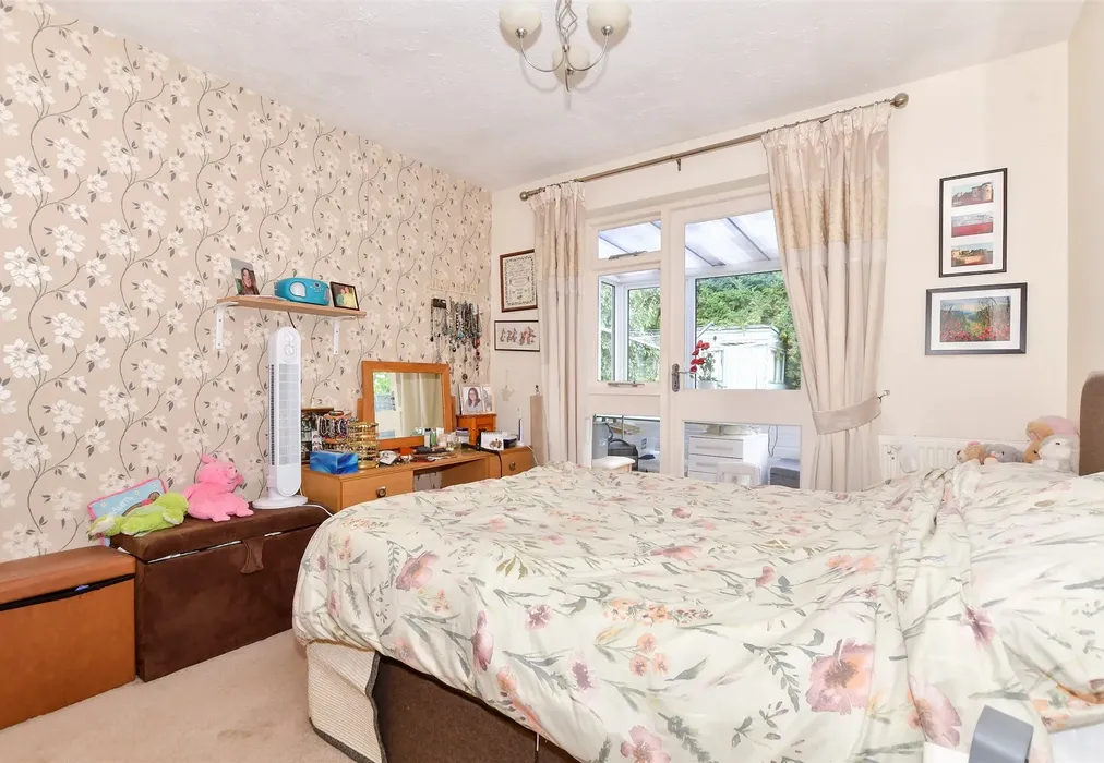 Bedroom 1 - Beauworth Park, Maidstone, Kent - Wards of Kent