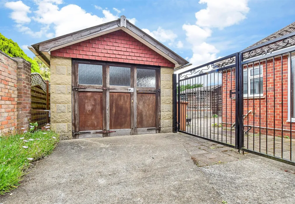 Garage - Marden Road, Staplehurst, Tonbridge, Kent - Wards of Kent