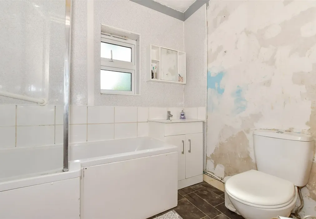 Bathroom - Bullockstone Road, Herne Bay, Kent - Wards of Kent