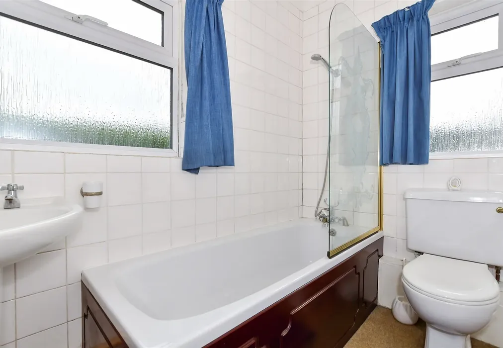 Bathroom - Tonbridge Road, Wateringbury, Kent - Wards of Kent