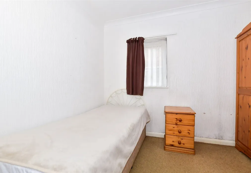 Bedroom 2 - Tonbridge Road, Wateringbury, Kent - Wards of Kent