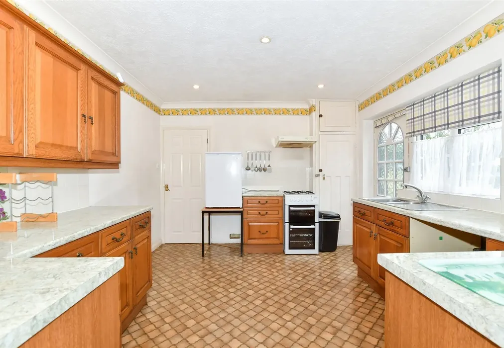 Kitchen - Tonbridge Road, Wateringbury, Kent - Wards of Kent