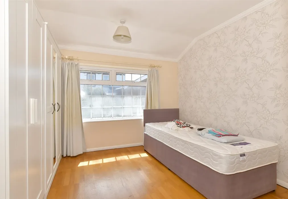 Bedroom 1 - Green Lane, Isle Of Grain, Rochester, Kent - Wards of Kent