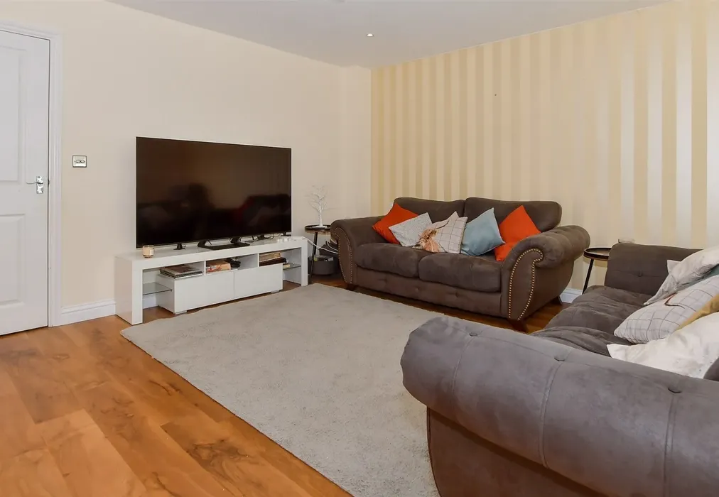 Lounge New - Bluegown Avenue, Leybourne, West Malling, Kent - Wards of Kent