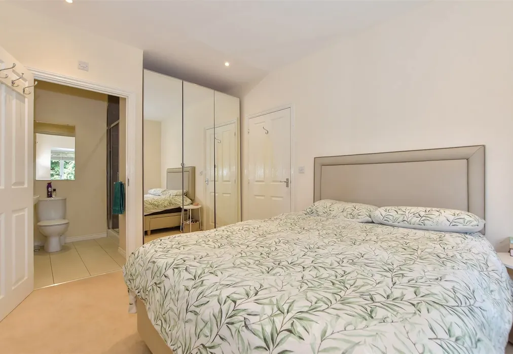 Bedroom 1 - Bluegown Avenue, Leybourne, West Malling, Kent - Wards of Kent