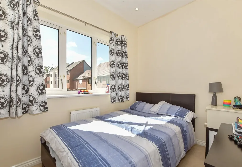 Bedroom 4 - Bluegown Avenue, Leybourne, West Malling, Kent - Wards of Kent