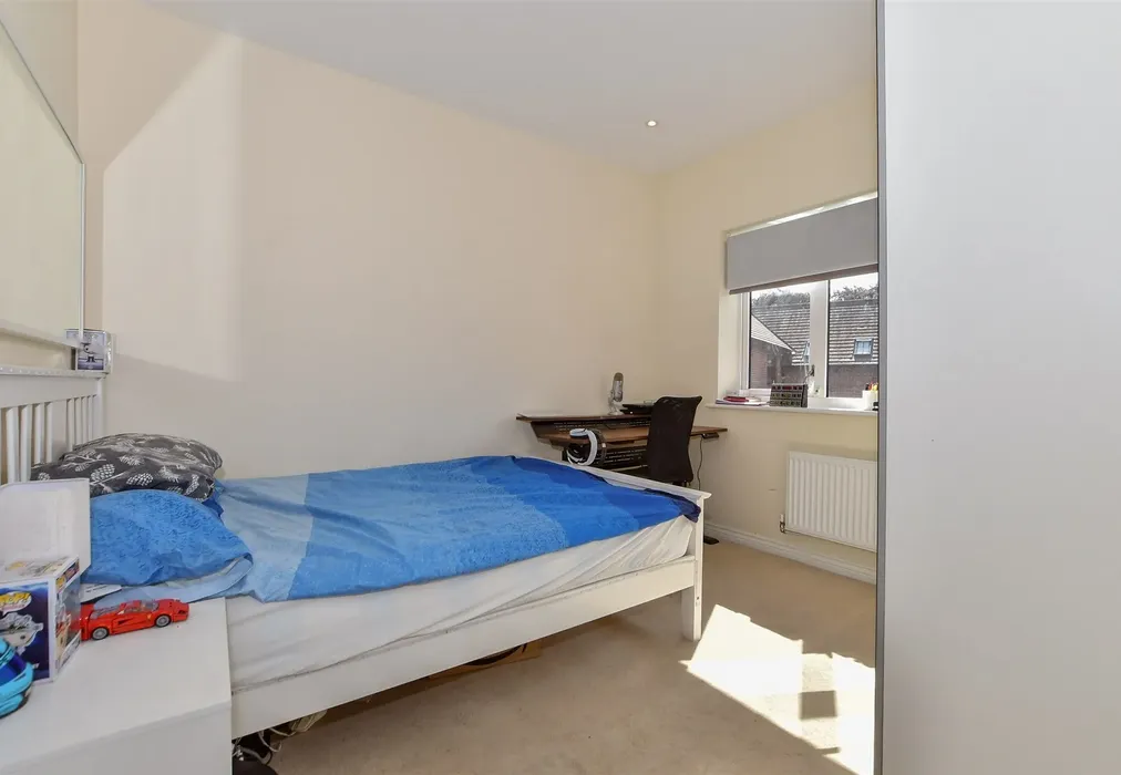 Bedroom 2 - Bluegown Avenue, Leybourne, West Malling, Kent - Wards of Kent