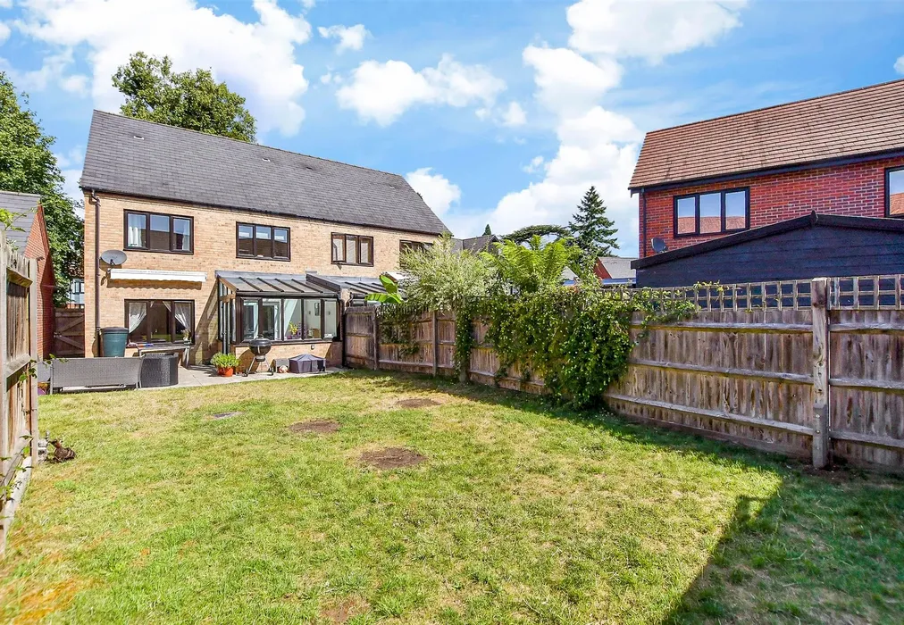 Rear Garden - Bluegown Avenue, Leybourne, West Malling, Kent - Wards of Kent