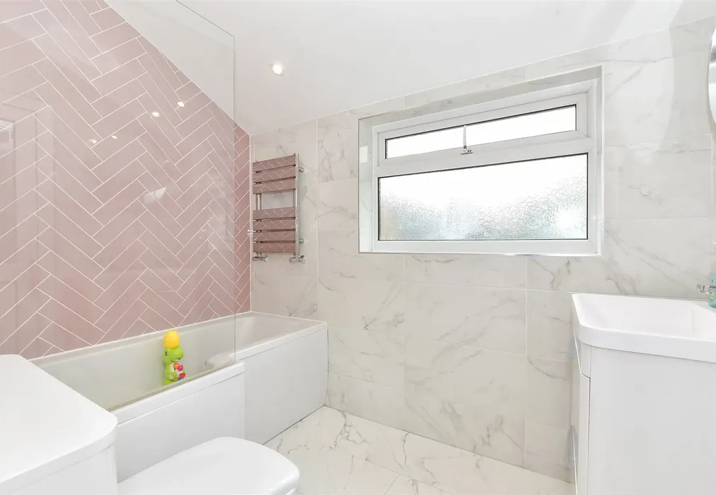 Bathroom - Ernest Road, Portsmouth, Hampshire - Wards of Kent