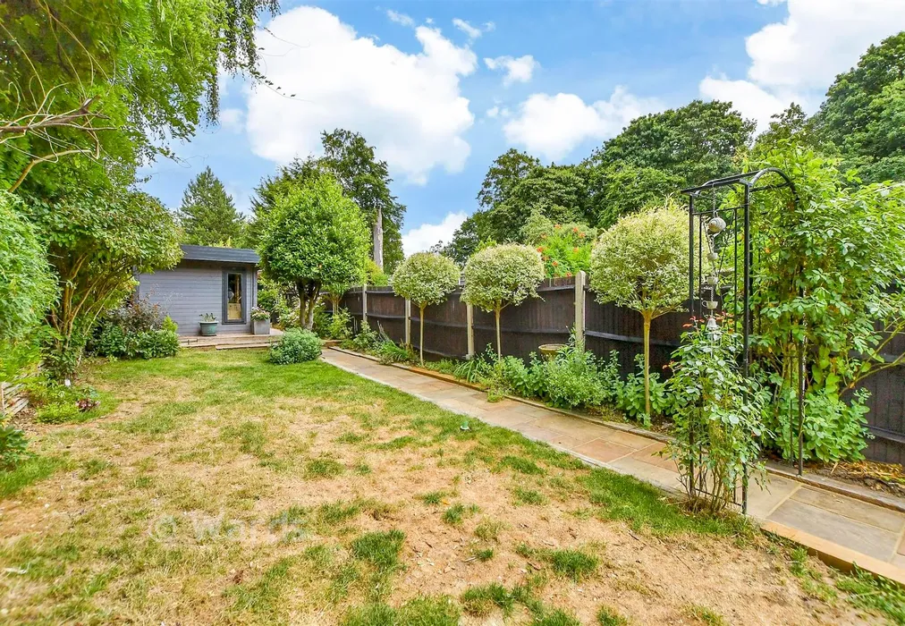 Rear Garden - Park Road, Leybourne, West Malling, Kent - Wards of Kent