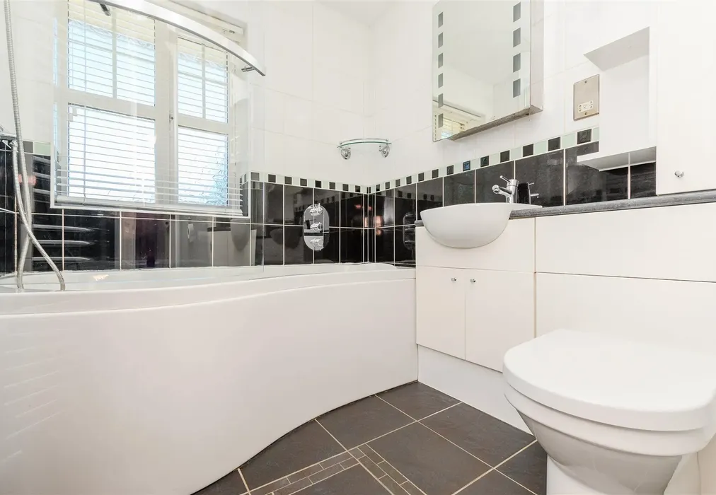 Bathroom - Leigh Road, Rochester, Kent - Wards of Kent