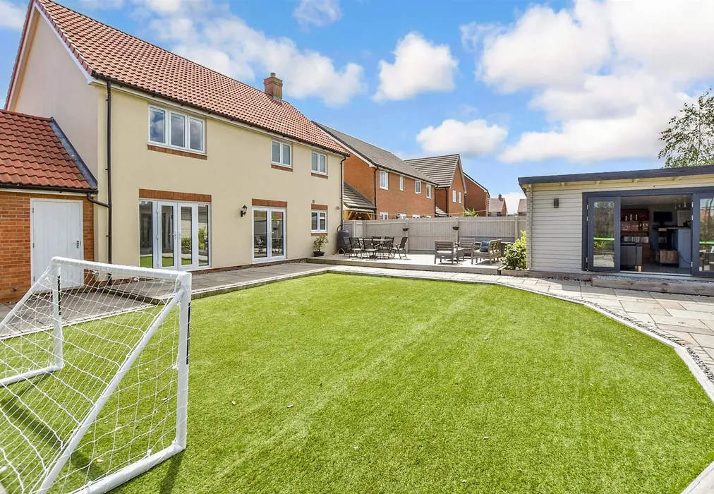 Rear Garden - Wheatsheaf Square, Whitfield, Dover, Kent - Wards of Kent