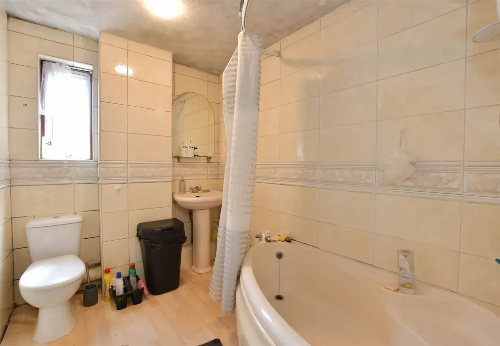 Bathroom - Ampers End, Basildon, Essex - Wards of Kent